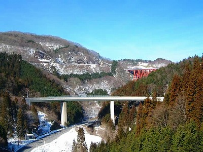 早春の「おろちループ橋」