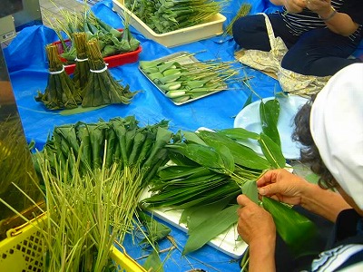 半夏の食べ物、笹まきづくりです。