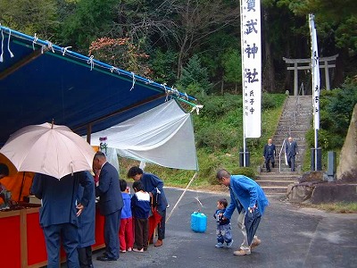 収穫を終えた村の秋祭りは、楽しみの日です。