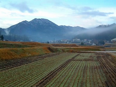 １２月５日、鯛の巣山が初冠雪しました。