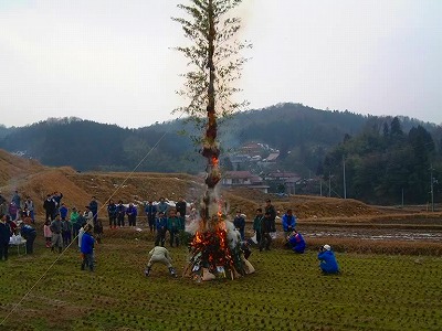 お正月の御飾りや、旧年のお札などを清浄な火に納めるトンド祭りが行われます。